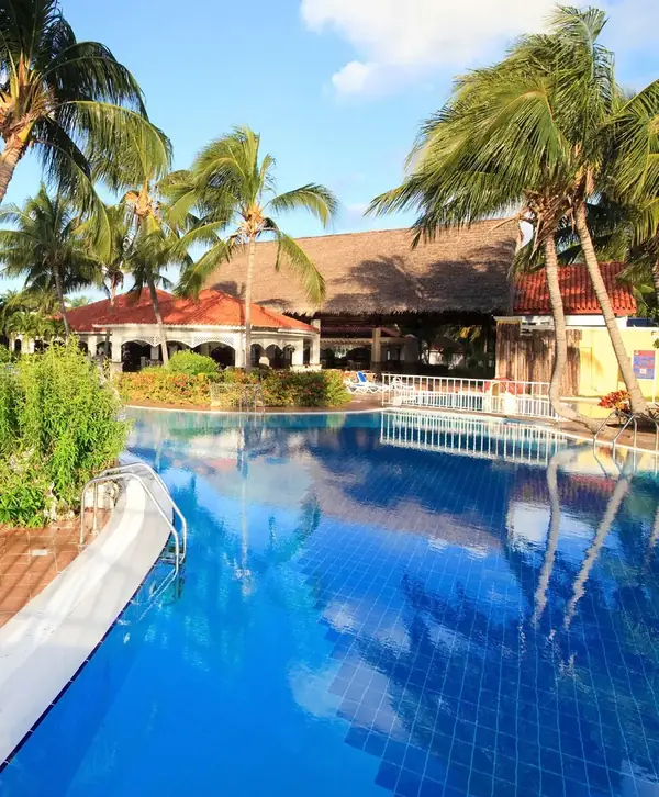 Hotel con piscina, ejemplo de instalación hotelera
