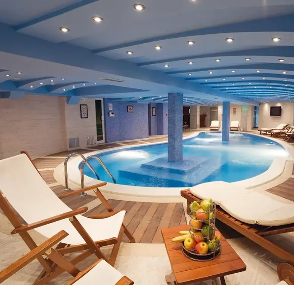 Piscina interior de un spa